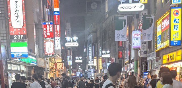 【話題】『深夜０時の渋谷センター街。センター街が立ち飲み屋になってるみたいです』