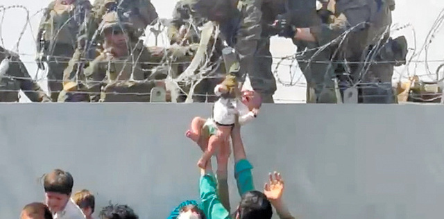 【動画】せめて子どもだけでも… 米兵に赤ちゃん託す アフガン