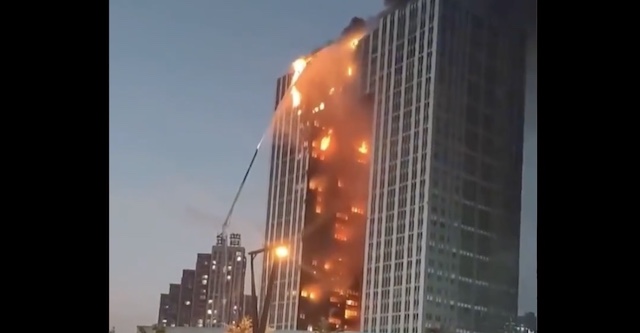 【動画】中国のビル、木造でもないのに一気に炎が広がる…