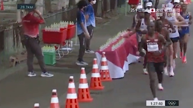 【動画】東京五輪・マラソン で『給水妨害』、フランス選手が釈明「ボトルが滑ったことによるアクシデントだ」