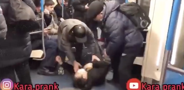 地下鉄車内で突然倒れ痙攣…『コロナ感染ドッキリ』を仕掛けたロシア人の末路…（※動画）