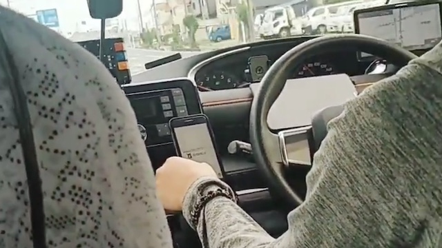 【動画】タクシー運転手さん、運転しながらウマ娘をプレイしてしまう…