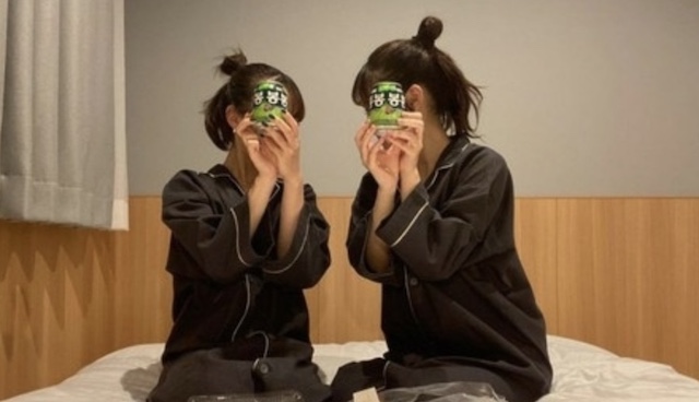 【韓国報道】日本人女性たち、宿泊施設で韓国のジュースを持って写真撮影『渡韓ごっこ』が大人気！