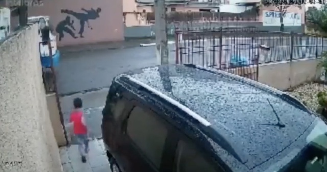 【危機一髪】清掃員さん、子供が車道に飛び出したところを“神セーブ”（※動画）