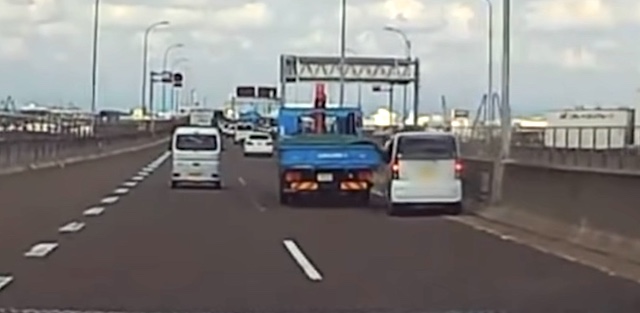 【動画】名古屋の高速道路で『合流 → 幅寄せ → 当て逃げ』の“ヤバイ”トラックが目撃される…