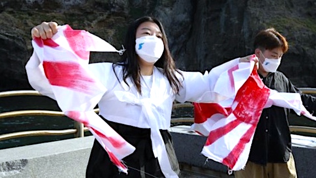 韓国の大学生、竹島で旭日旗を引き裂くパフォーマンス → 韓国ネット「素晴らしい若者たち」「親日の議員たちより立派」