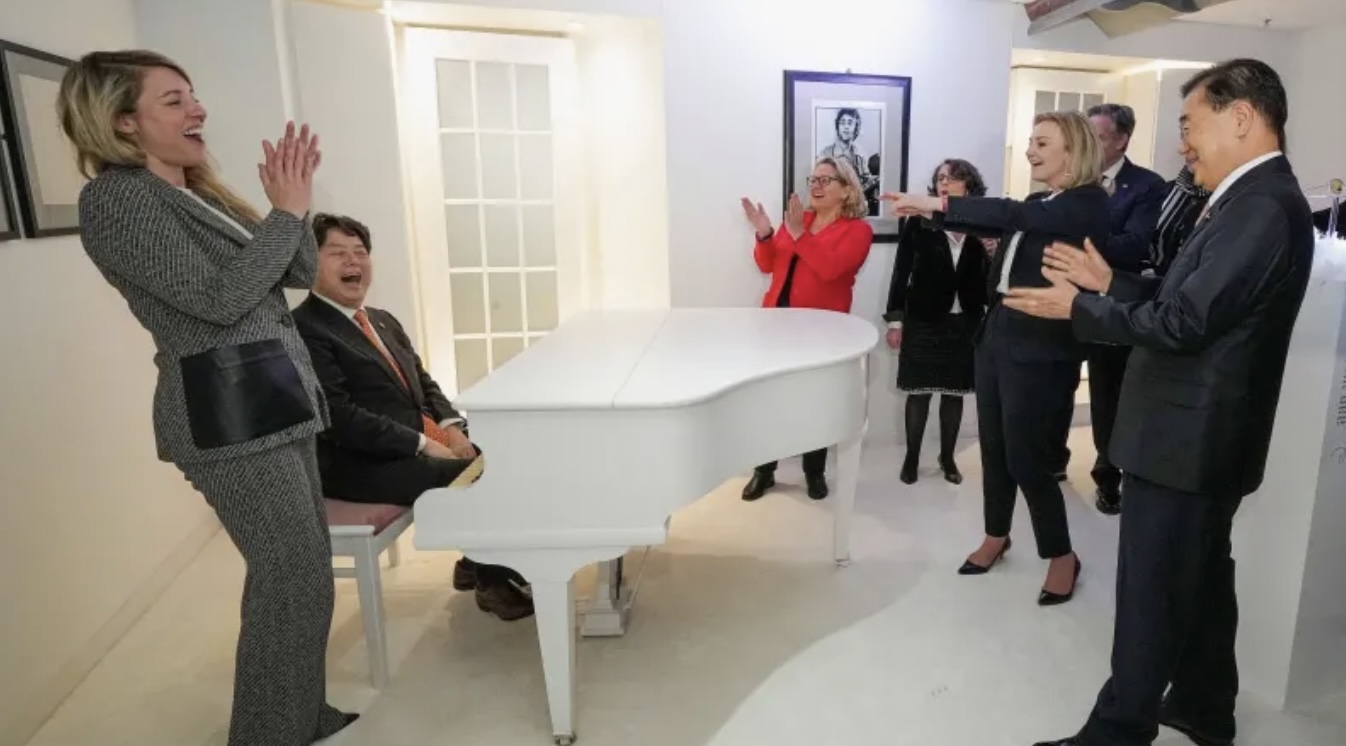 【G7外相会合】共同通信「林氏がピアノ披露！“韓国の鄭義溶外相ら”各国外相が笑顔で拍手！」