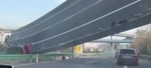 【動画】中国の高速道路の高架橋が倒壊… 3人死亡4人けが