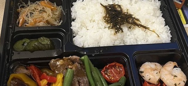 隔離生活者「このレベルの食事を無料で配給できる日本はすごい」「海外でこのレベルを食べようとすると…」