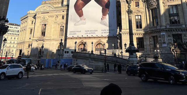 ナイキさん、パリのオペラハウスに多様性に配慮した広告