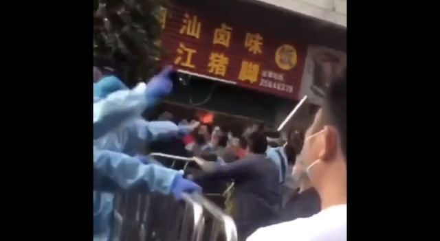 【動画】中国の大都市である天津市、深圳市、西安市で、当局の新型コロナの外出移動規制に抗議するデモが発生…