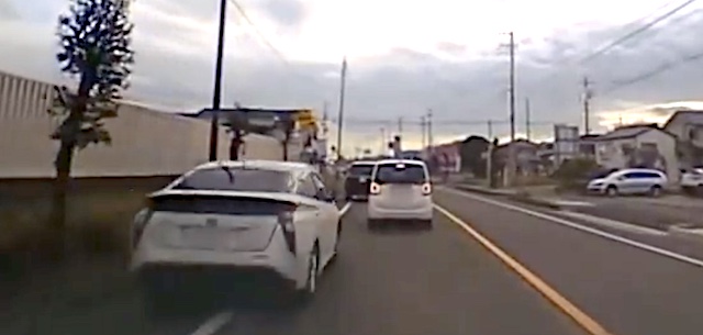 【動画】高齢者が運転の車が路肩を暴走し次々と衝突… → ネット『コレどう言うことなんだ？』