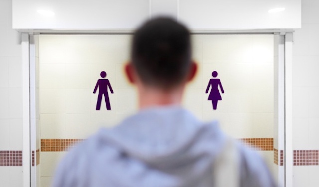 琉球新報｢自らを女性だと認識する男性が女子トイレに入って書類送検された… 新たな選択肢が必要だ｣