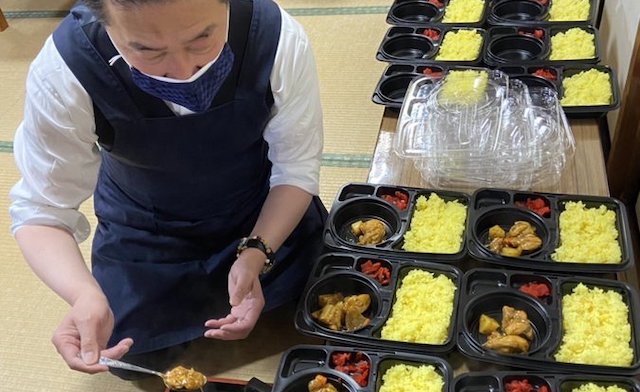 立憲・福山議員「今日は京都市内の子育て支援団体で、学生ボランティアの皆さんとともに、こども食堂のお手伝い」→ ネット『食品扱うのに素手かよ…』