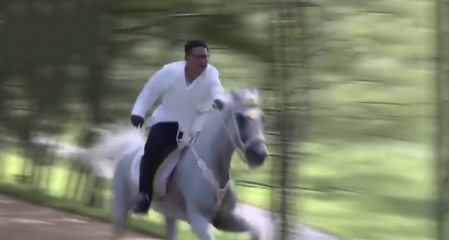 金正恩さん、白馬で疾走（※動画）