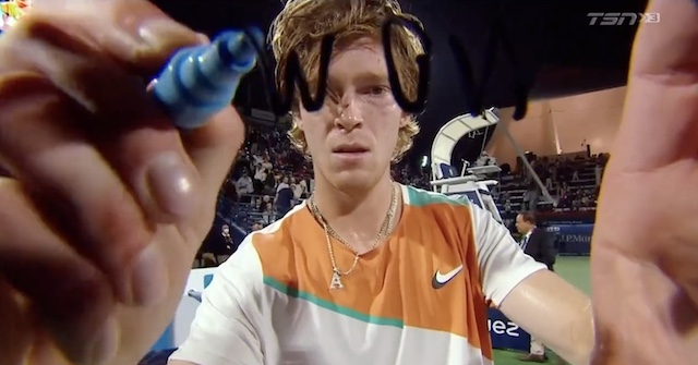 【動画】ロシアのテニス選手、試合に勝った後 カメラに『戦争やめろ、頼むから』のメッセージ…
