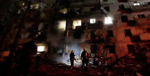 ウクライナ軍、キエフ上空で敵機撃墜　住居用ビルに墜落