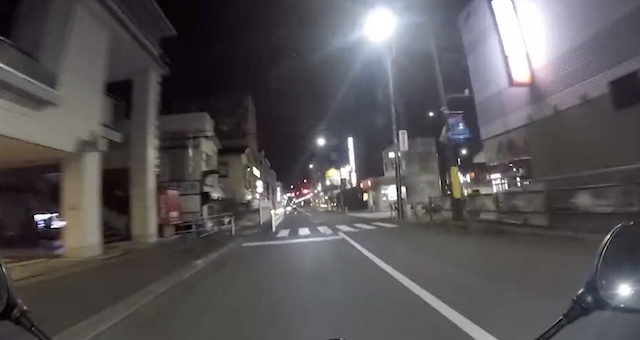 【動画】『バイクで帰宅中にリアルタイムで地震があって停電に遭遇した瞬間』