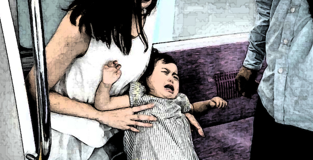 【話題】電車の中で泣く赤ちゃん… 近くのオッサンが親子に迫って「うるせぇ！」→ お母さんが冷静に対応し撃退