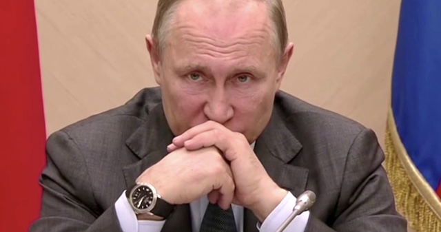 【画像】耳にスパゲッティぶら下げてプーチンの演説聞いたロシア国会議員が処罰の危機