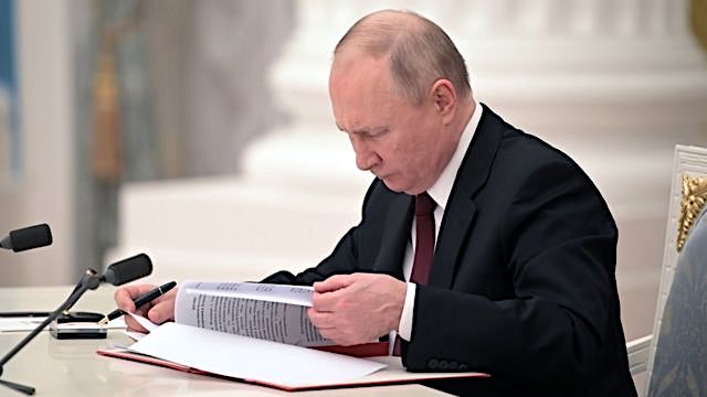 【ロシア】在外国民の保護に軍隊派遣可能に、プーチン氏が大統領令に署名