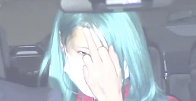 大阪・寝屋川強盗殺人 自称ラッパーの女、カメラに向かって中指を立ててしまう…
