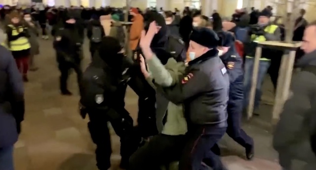 【動画】ロシア西部サンクトペテルブルクで、ウクライナ侵攻への抗議デモ