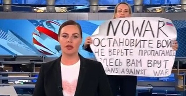 【動画】ロシア国営テレビのスタッフ、生放送中に「反戦」訴え → 警察に連行される…