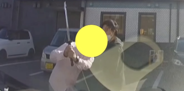 【動画】駐車場でドアをぶつける → ぶつけた男が逆ギレ“日本刀”を振りかざし暴行 → 逃走