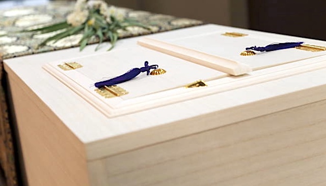 葬儀中に棺の中で目を覚ました女性が棺桶からのノック（ペルー）