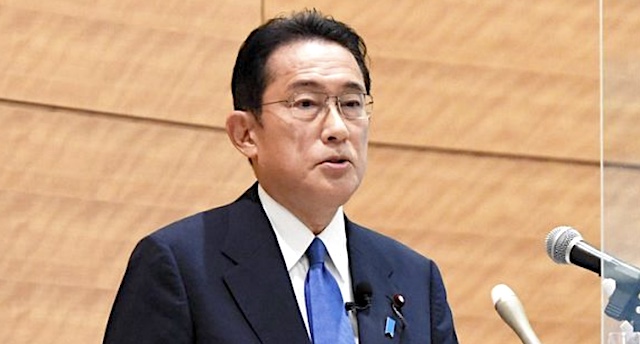 経済対策決定で岸田首相、消費者物価「1.2％以上引き下げる」
