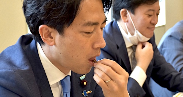 小泉進次郎氏、昆虫食をパクリ…「オレ、今、食べてる」