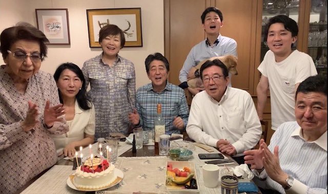 安倍元首相、母94歳の誕生日を三兄弟で祝福