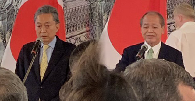 【話題】『鈴木宗男と鳩山由紀夫がロシア大使館に登場。このご時世にロシアとの友好を語る…』