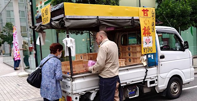 【話題】『錦糸町駅の近くで 日本人では無い人が片言の日本語で桃を販売中。産地聞いても、ゴニョゴニョ…』