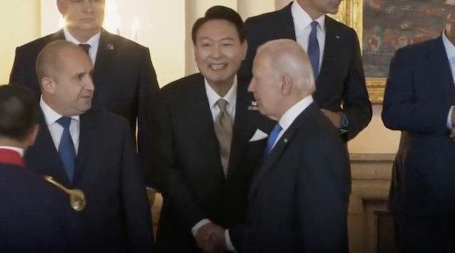 バイデン米大統領、ユン韓国大統領との握手の際に目すら合わさず… （※動画）