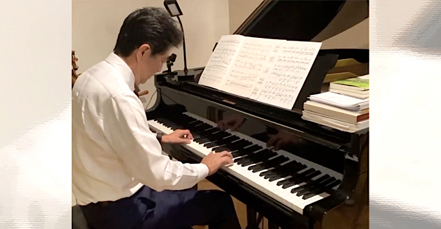 【話題】『ピアノ素人の安倍晋三さんが何ヶ月も練習して「花は咲く」を弾いていました…』（※動画）