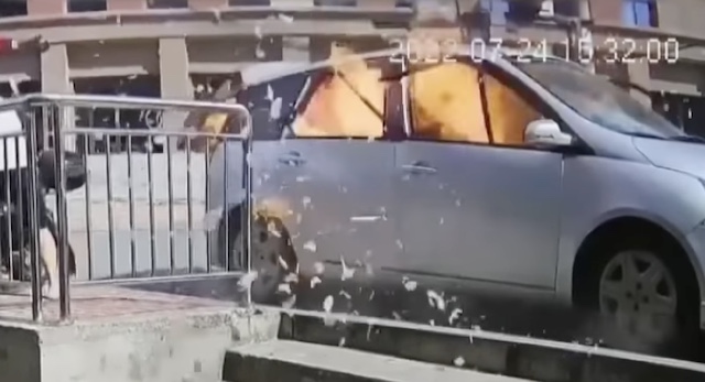 【中国】停車中の車が爆発炎上… 原因は“暑さ”（※動画）