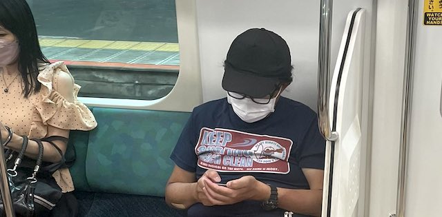 【ギリギリセーフ】『猛暑日が続く日本、電車内で限界まで薄着した男性が目撃されてしまう…』