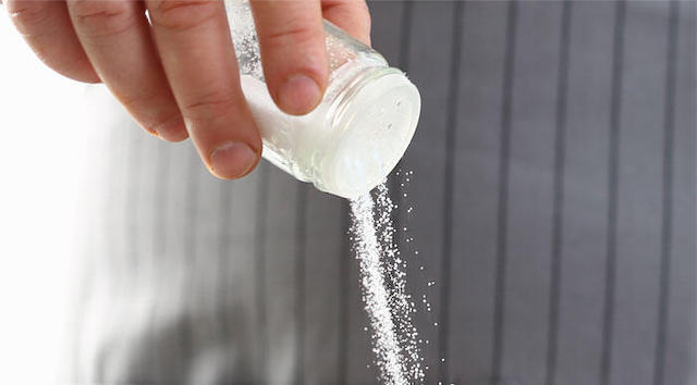 米大学研究報告、食事に塩をかける習慣のある人は寿命が短くなる可能性