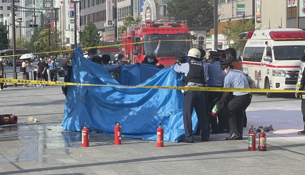 ＪＲ姫路駅前で５０代男性が焼身自殺か… 警官が消火器で消し止める　