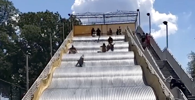 【動画】デトロイトの公園でオープン3時間後に閉鎖された幻の滑り台がこちら…