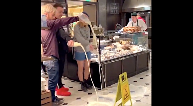 【ロンドン】ヴィーガン活動家さん、店の商品(牛乳)を床に撒き散らし酪農業に抗議