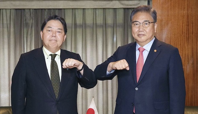 日韓外相が電話会談、対北で日米韓連携を確認