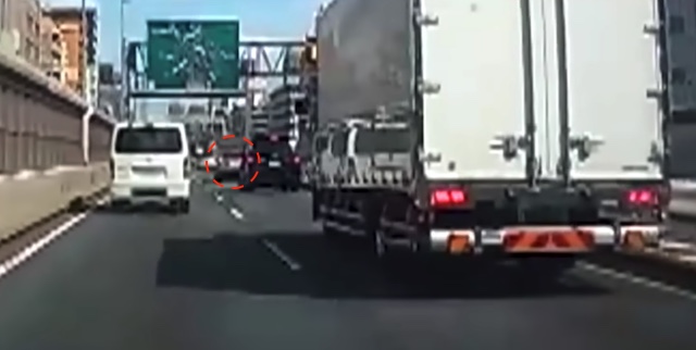 【高速道路】女性ドライバーさん、車線変更の為急ブレーキ → 後ろから追突され激怒…（※動画）