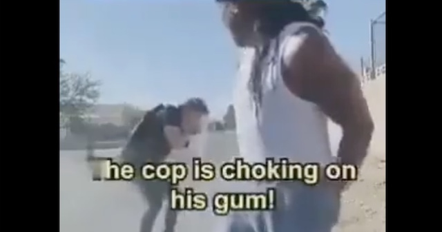 【動画】男に手錠を掛けた後、喉にガムを詰まらせる警察官… この後の2人の行動に『映画のワンシーンみたい』『これこそ世界に発信していかなきゃいけない動画』