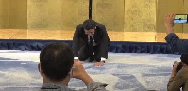 【動画】花束投げ捨て炎上、RIZIN・榊原CEOが土下座で謝罪…「あのシーンを見るごとに吐き気がするし、悔しくてなりません」