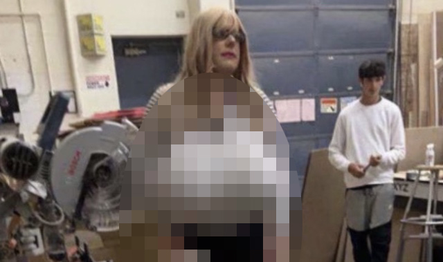 【動画】カナダのトランスジェンダー教師、タイトな服に巨大な人工乳房で苦情殺到…「教師として相応しくない」「あまりにも下品」