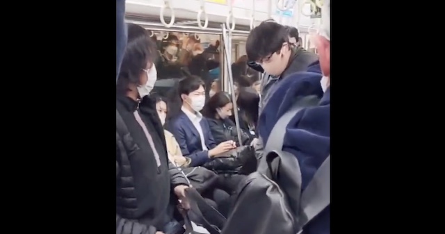 【動画】京急線の乗客、電車内で突然ストリートファイトを始める → 周りのおじいちゃん達に絶賛の声