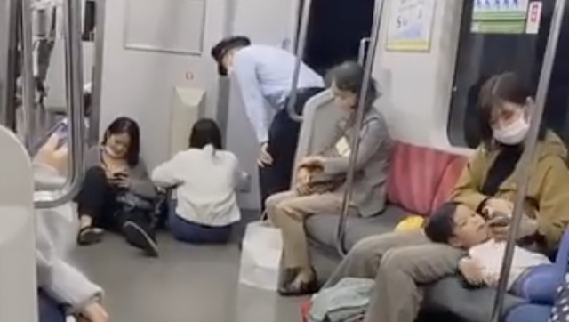 【動画】『はい。はい。はい。』電車内で通話&充電… 駅員に注意される女性2人組